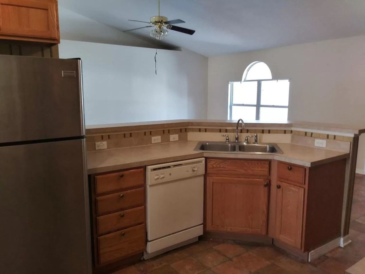 14169 Spring Hill Dr - Photo 3 of 26