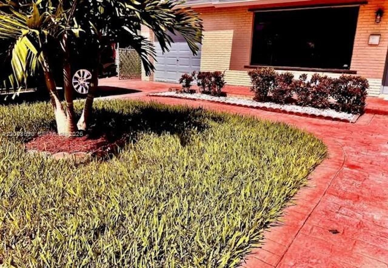 10881 N Snapper Creek Dr - Photo 2 of 15