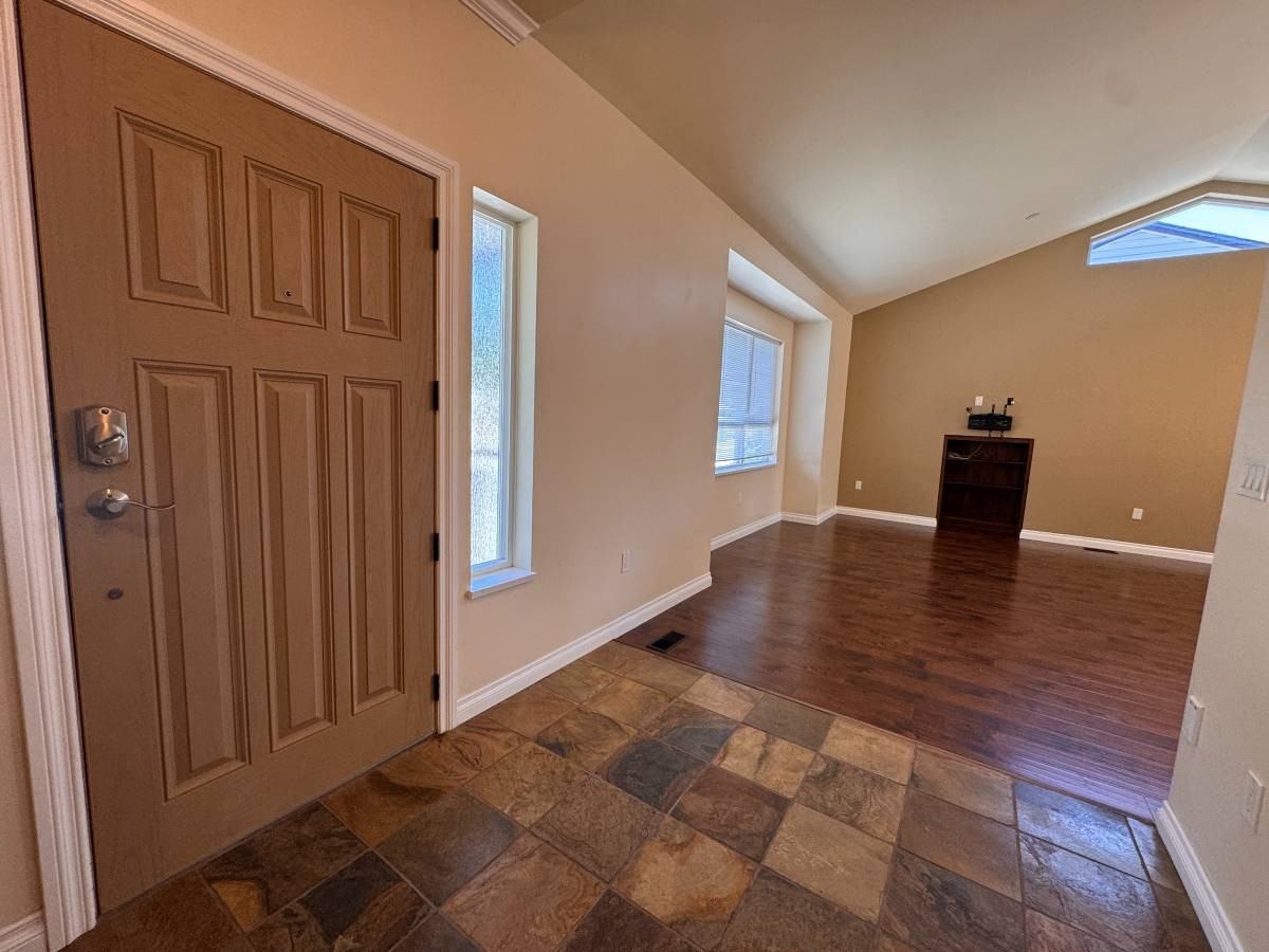 21292 123 Avenue - Photo 4 of 25