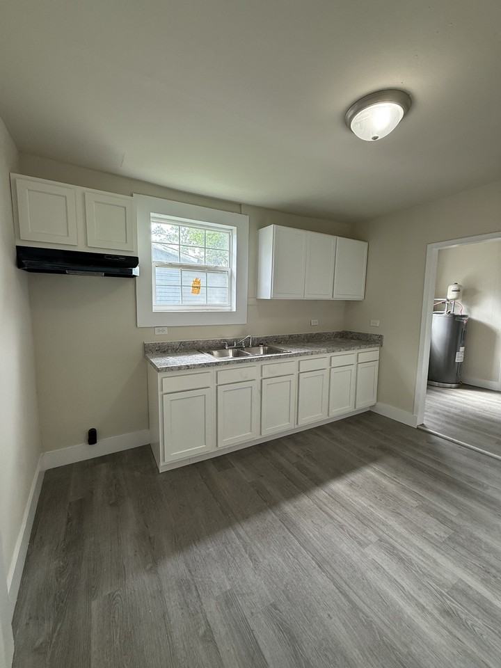 1303 Main St #1 - Photo 3 of 9