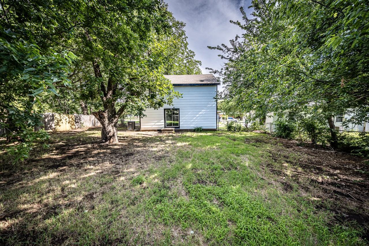 1905 Nw Baldwin Ave #1 - Photo 5 of 20