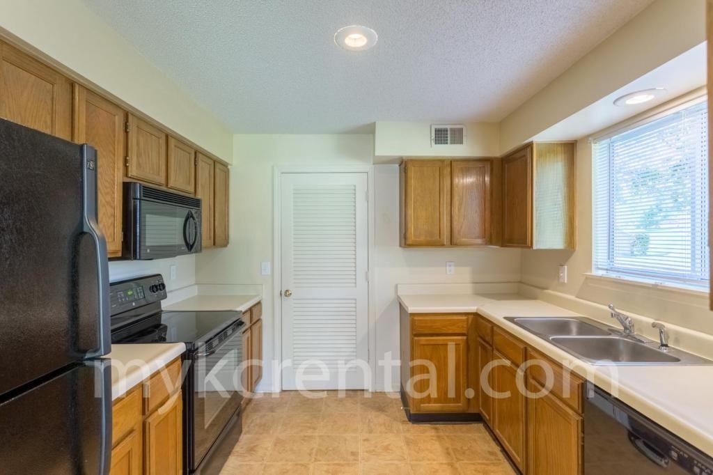 11204 Nieman Rd - Photo 6 of 21