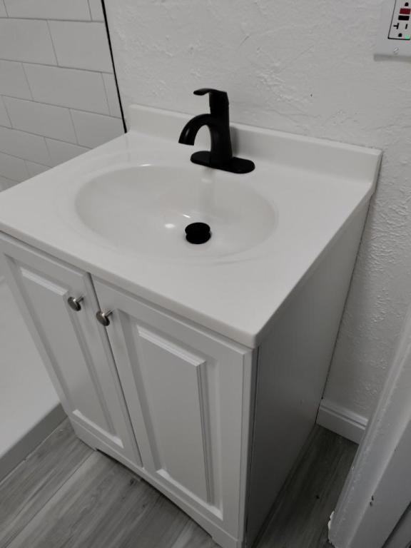 2108 Jefferson Ave - Photo 2 of 18