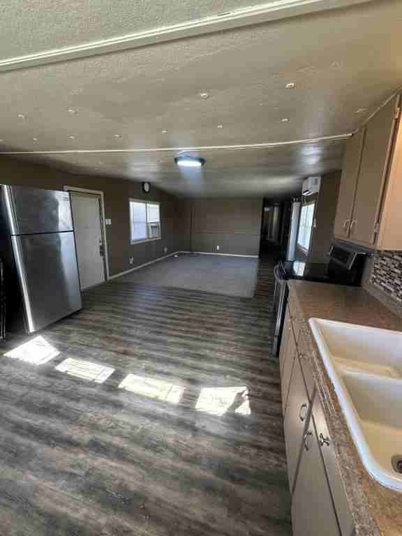 403 Avenue G - Photo 3 of 7