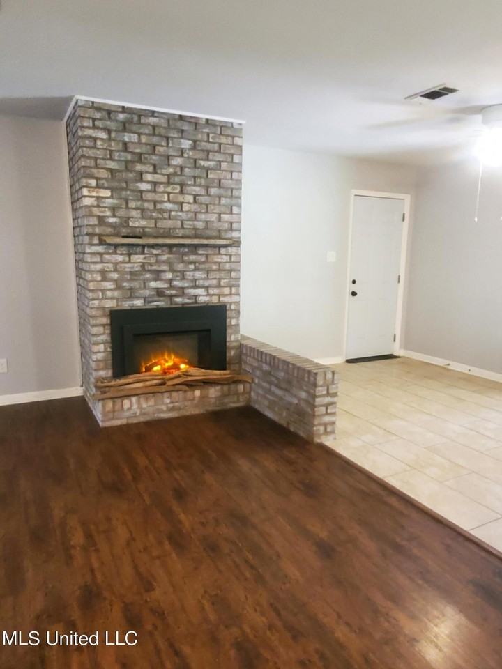 12438 Briarwood Dr W - Photo 5 of 18