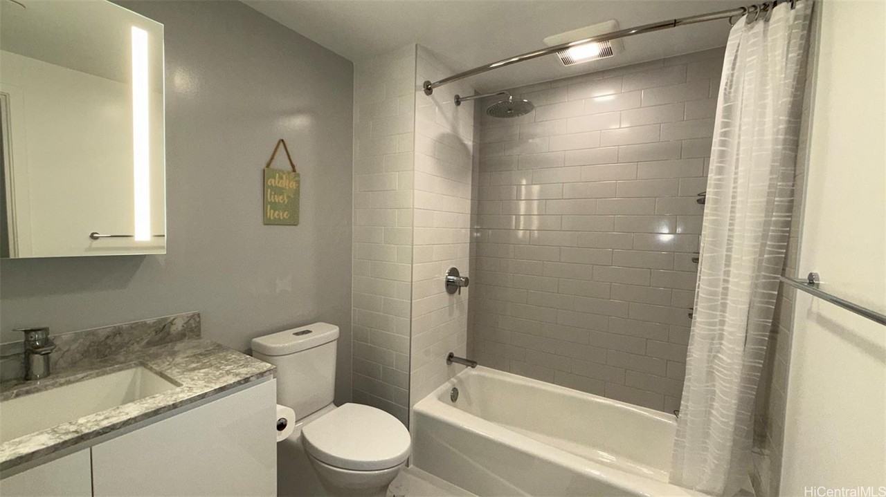987 Queen St #1712 - Photo 5 of 25