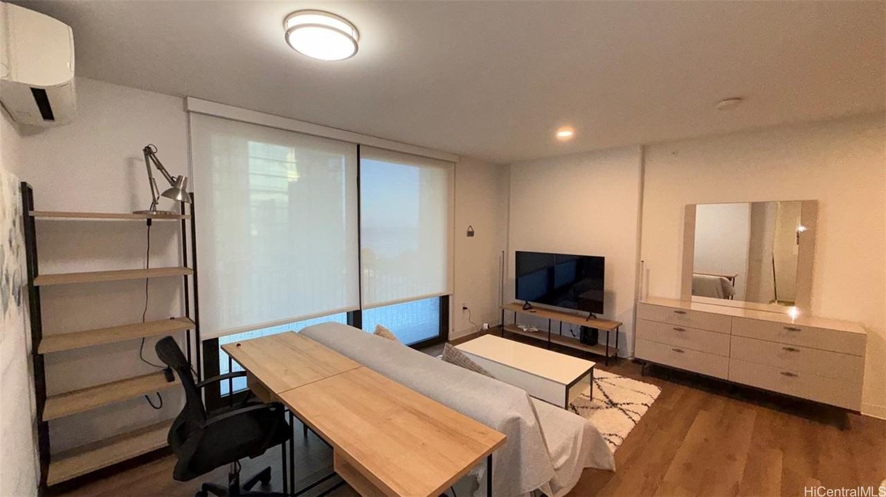 987 Queen St #1712 - Photo 7 of 25