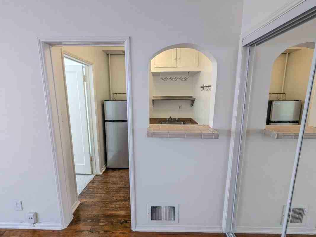 729 N Edinburgh Ave ##3/4 - Photo 3 of 10