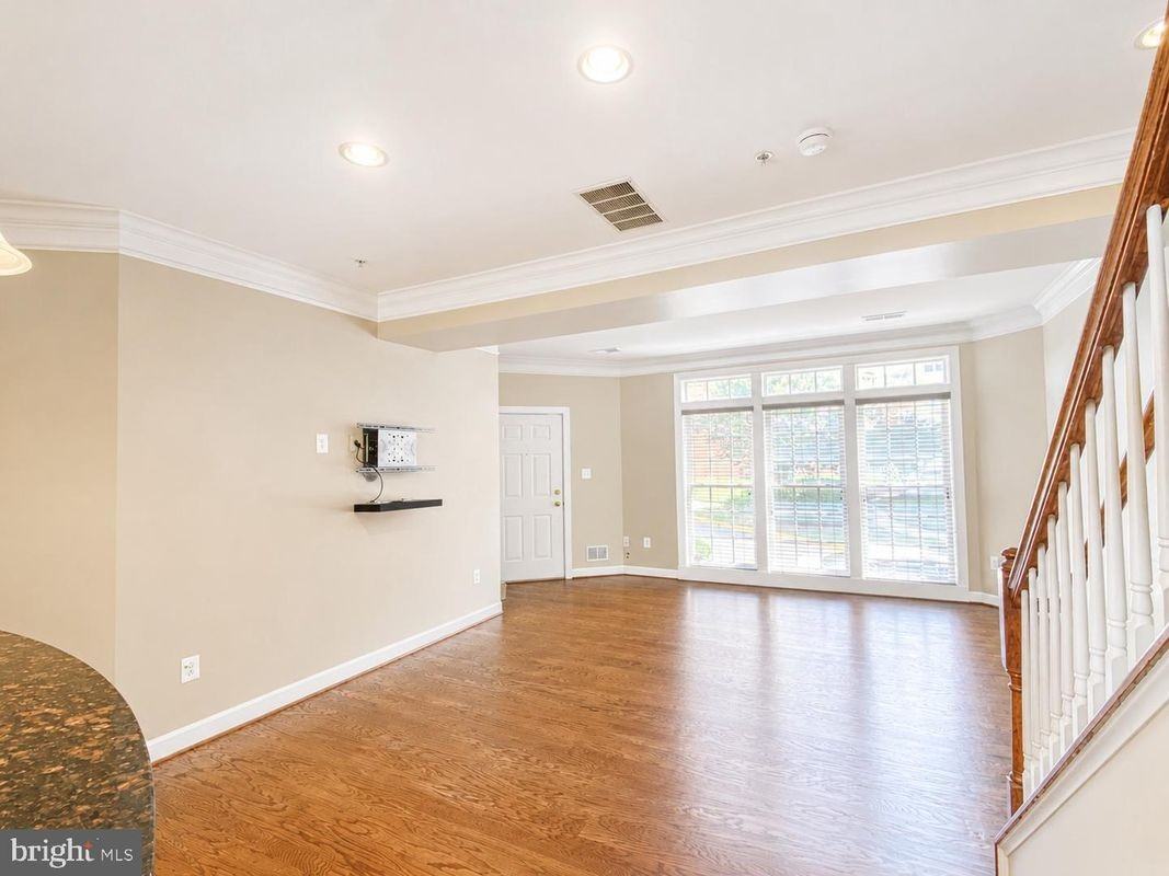9520 Hyde Pl - Photo 3 of 31