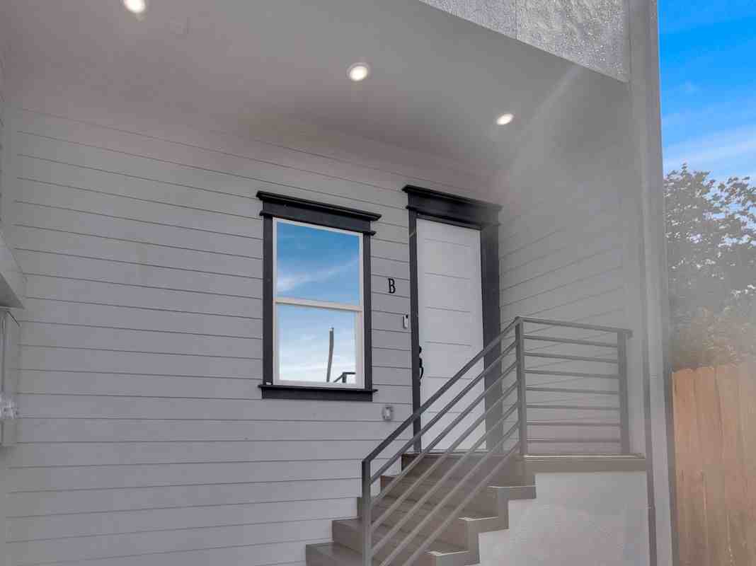 1311 E 33rd St ##A - Photo 5 of 32