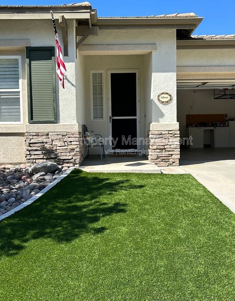 30934 Crystalaire Dr - Photo 2 of 33