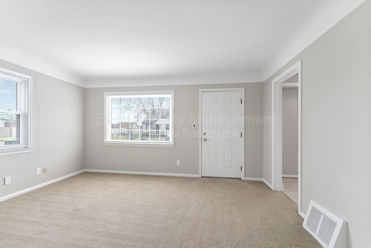 1778 Warwick Ave - Photo 5 of 13