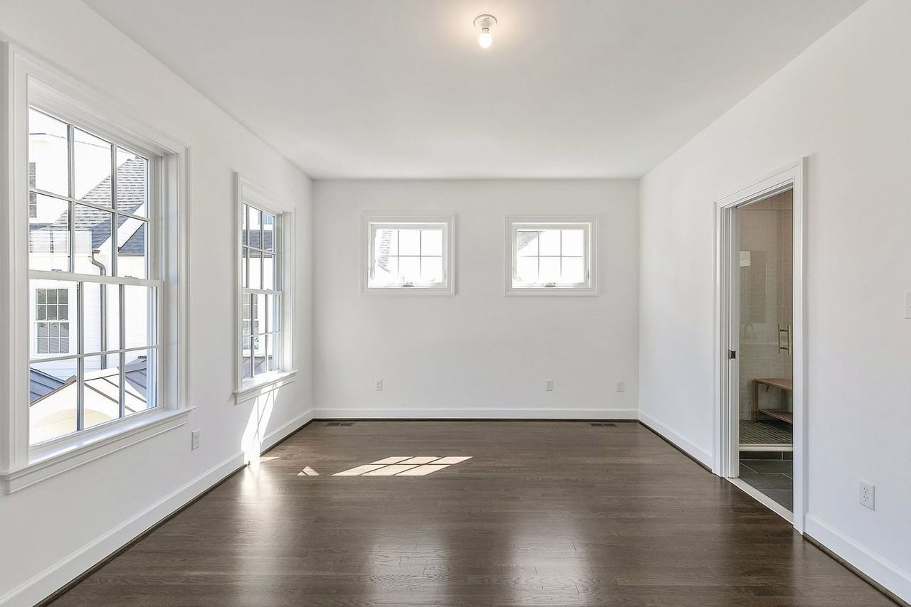 918 Charles St - Photo 5 of 13