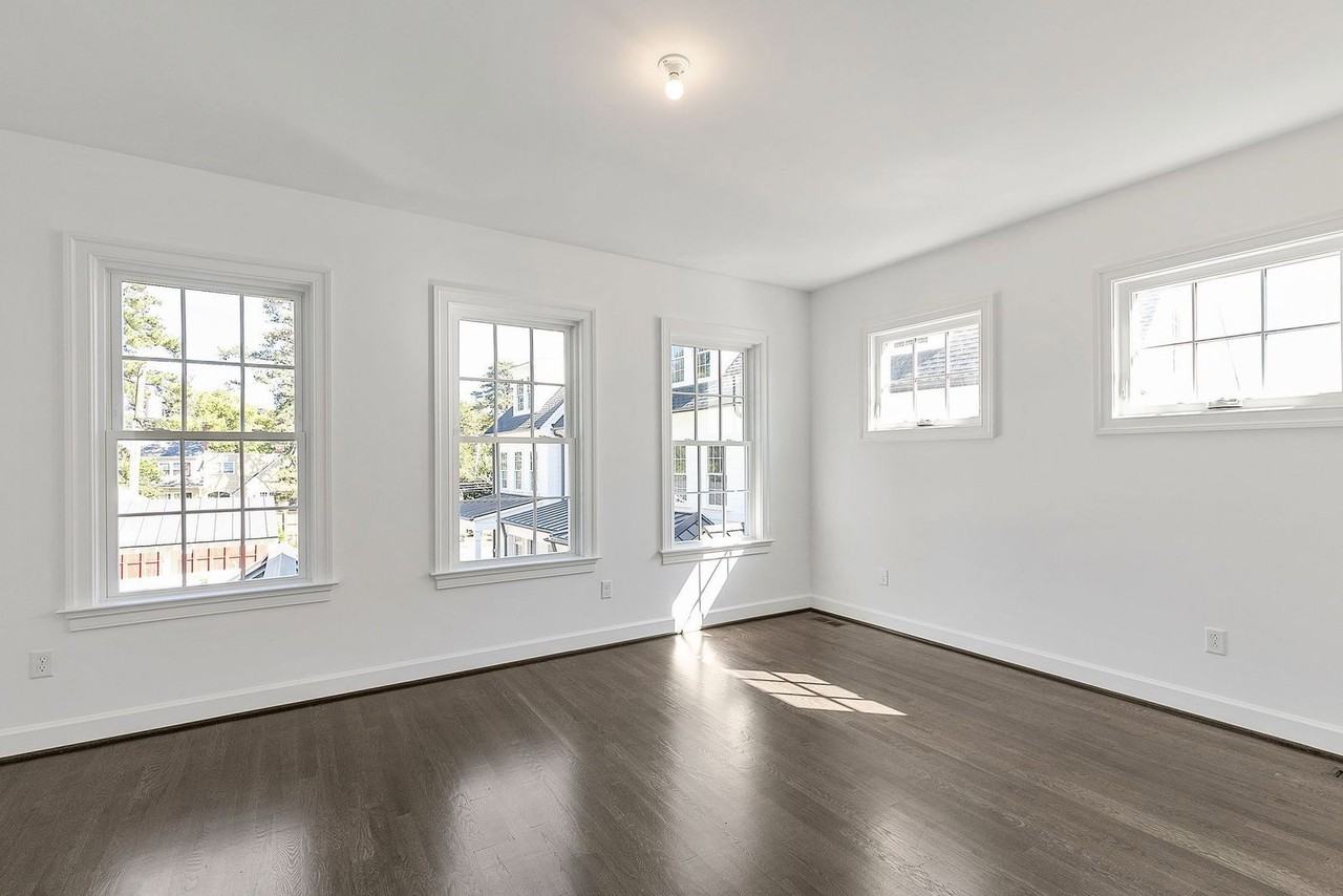 918 Charles St - Photo 6 of 13