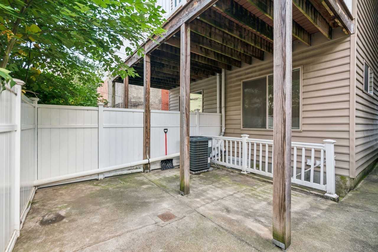1633 Carpenter St #A - Photo 5 of 33