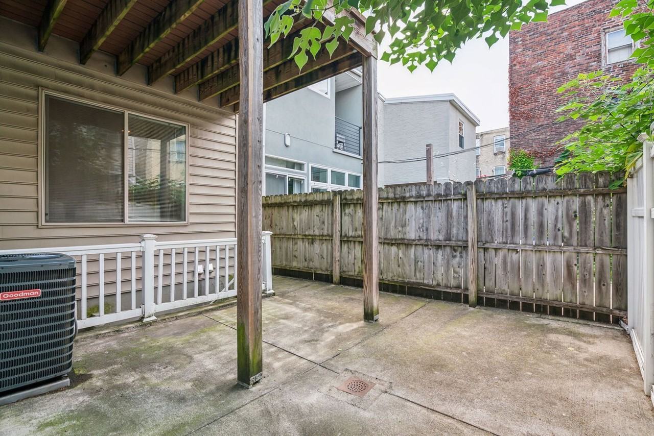 1633 Carpenter St #A - Photo 6 of 33