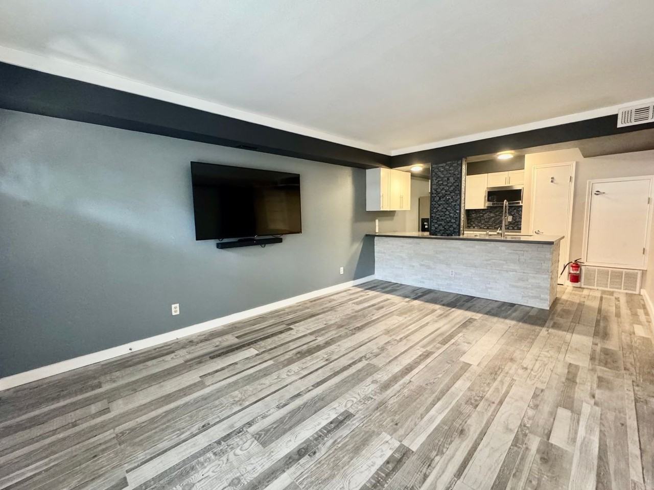 829 Wax Myrtle Ln - Photo 2 of 18