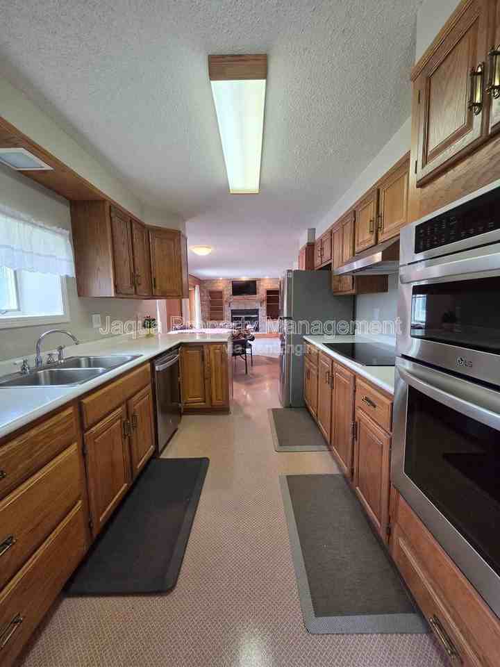 6660 Pine Rd - Photo 6 of 19