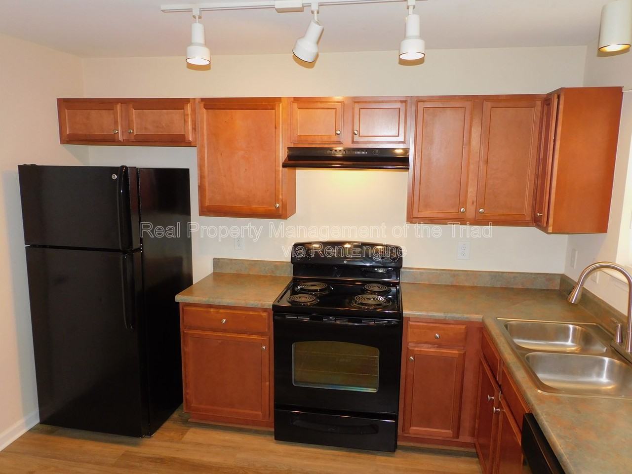 1475 Worchester St - Photo 4 of 21