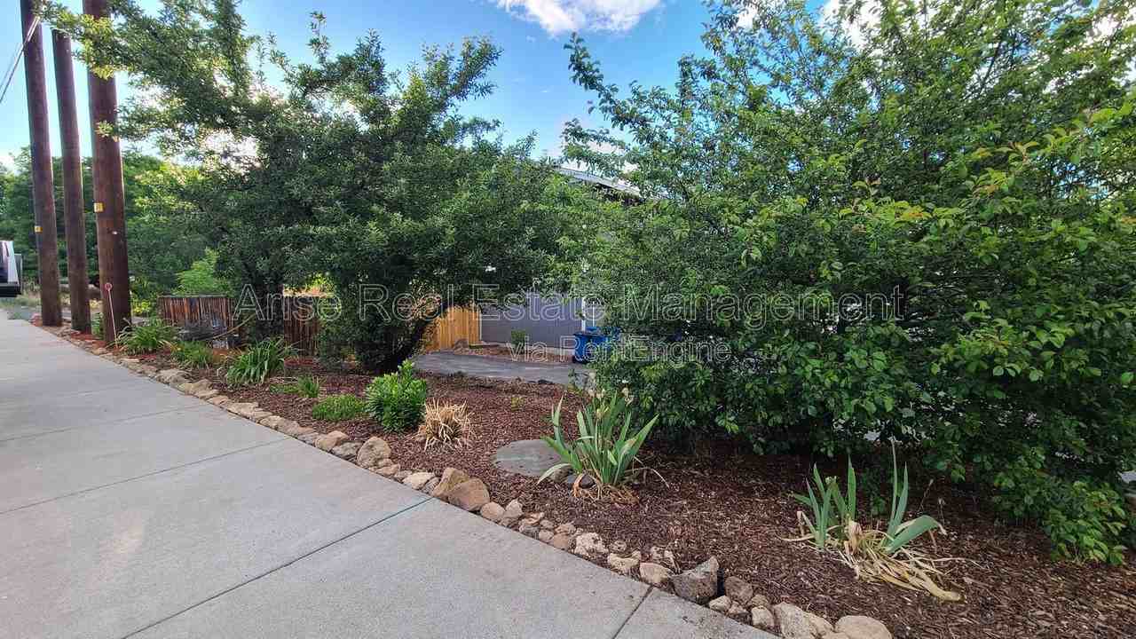 2141 Sw Quartz Ave - Photo 3 of 27