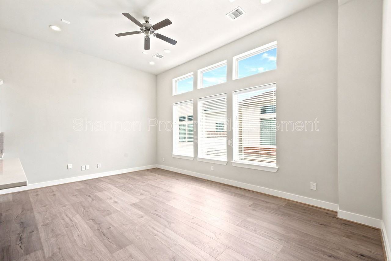 2974 Alice St - Photo 7 of 33