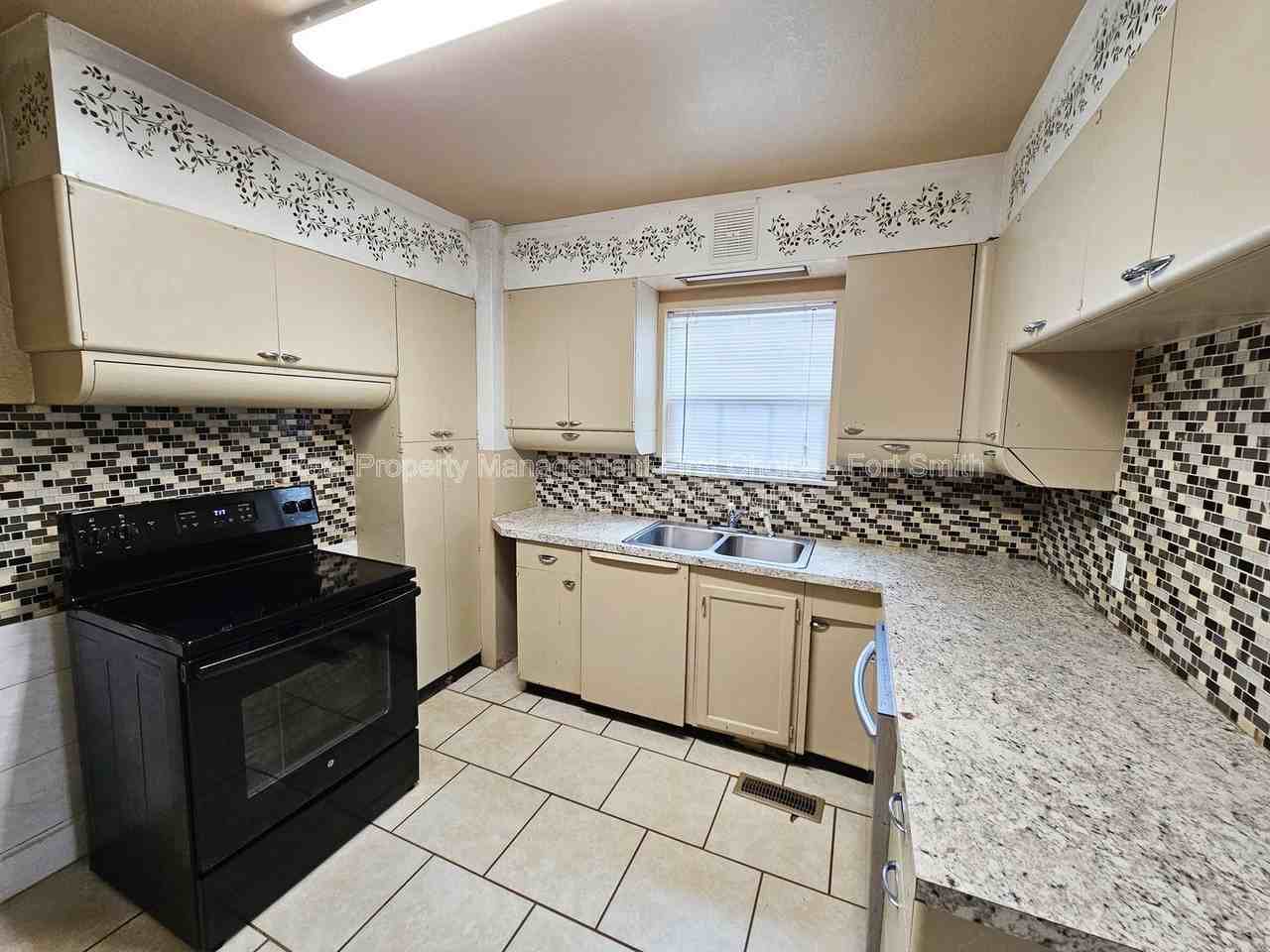 1008 S 23rd St - Photo 4 of 22