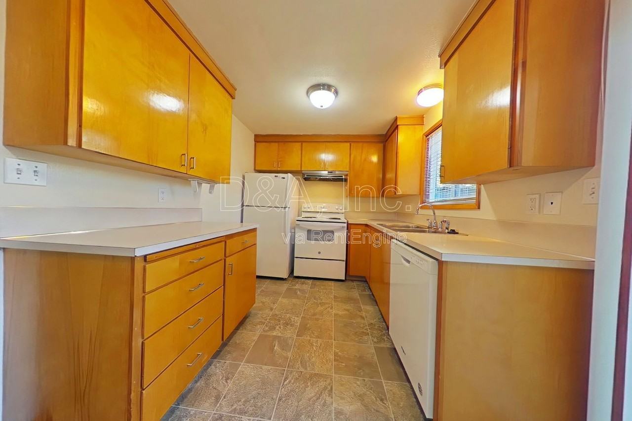 1031 Nw 26th St - Photo 4 of 13