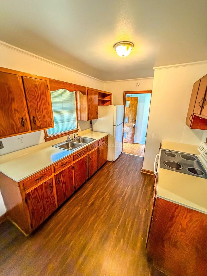 2063 Fairway Dr - Photo 3 of 8