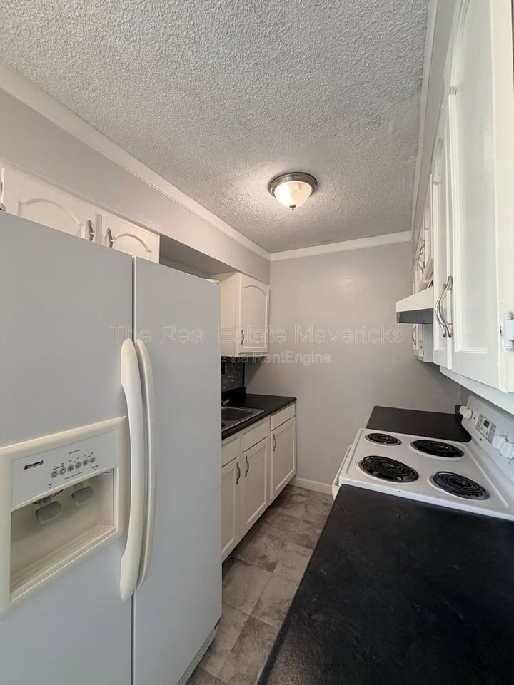 925 Shallowford Rd #1 - Photo 3 of 11