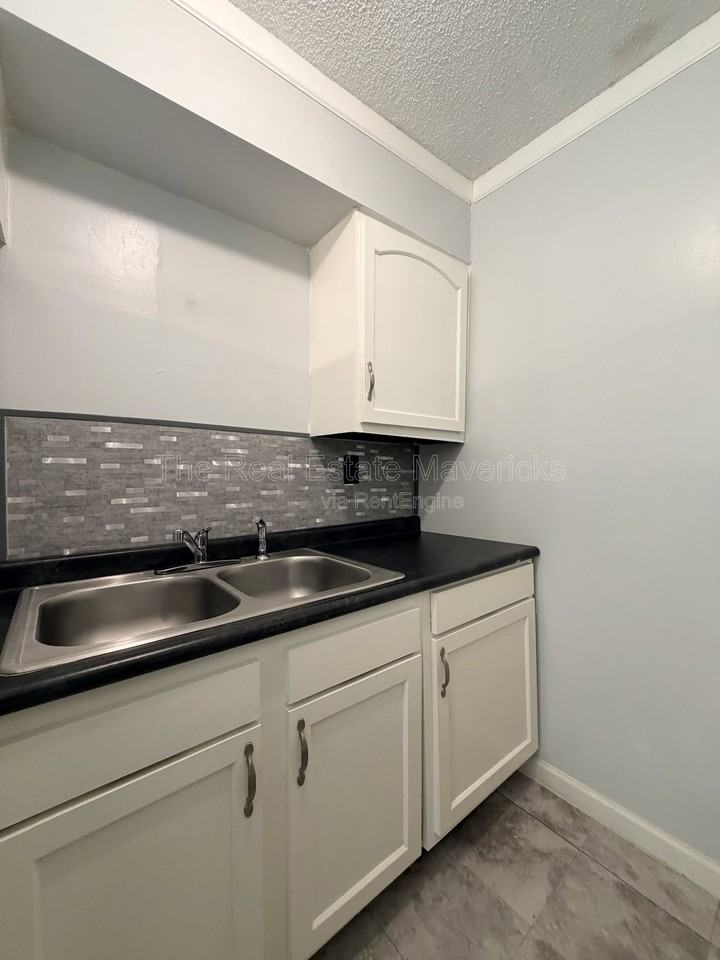 925 Shallowford Rd #1 - Photo 4 of 11