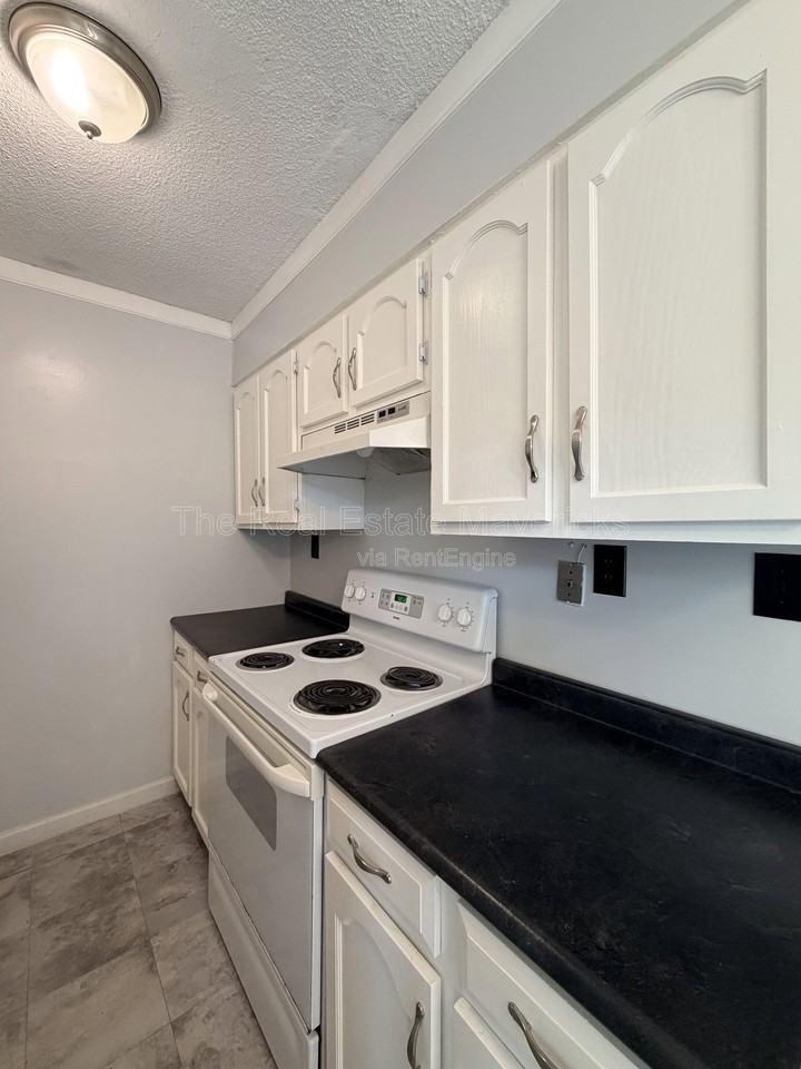 925 Shallowford Rd #1 - Photo 5 of 11