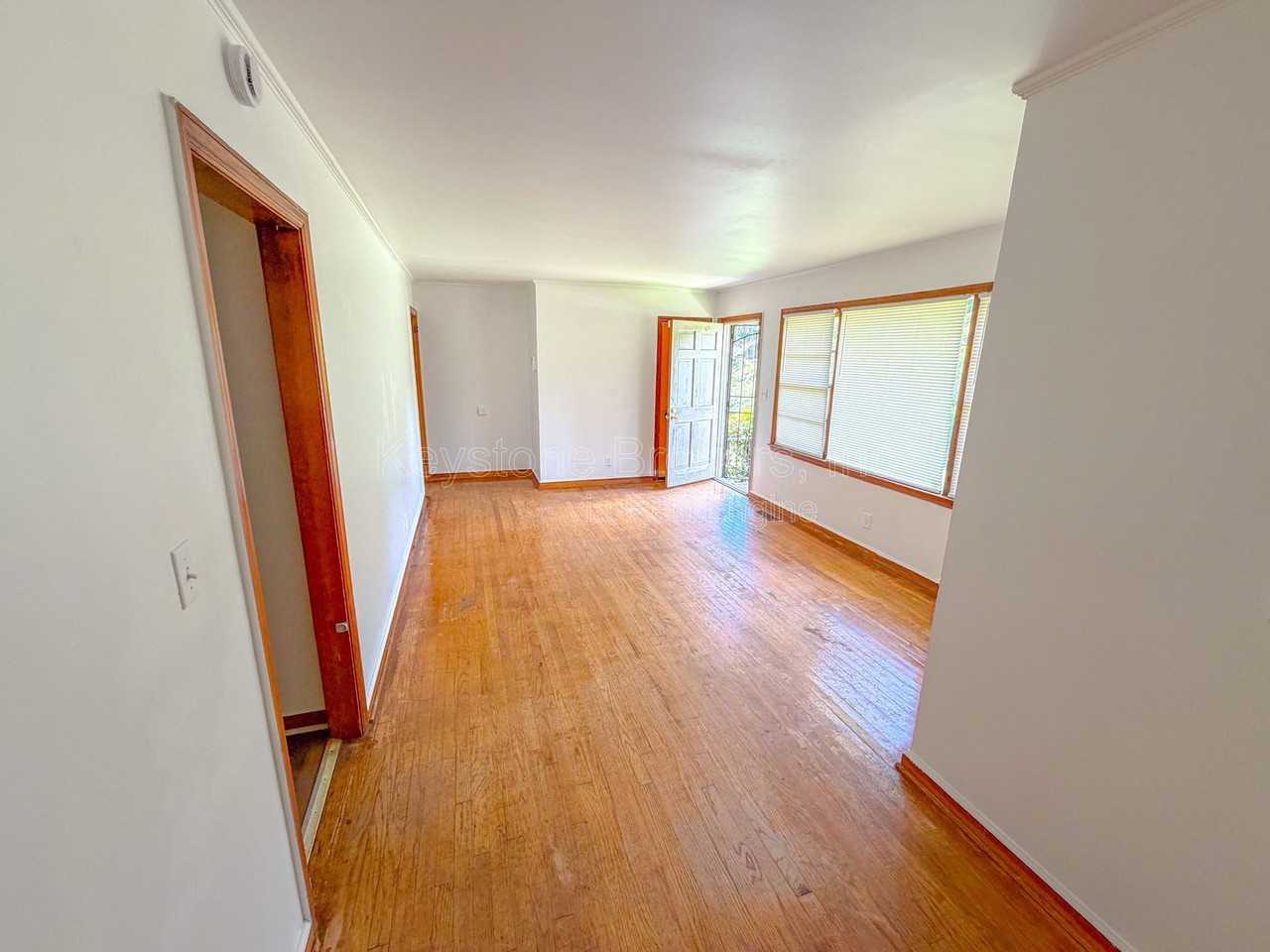 2525 Tredway Dr - Photo 3 of 9