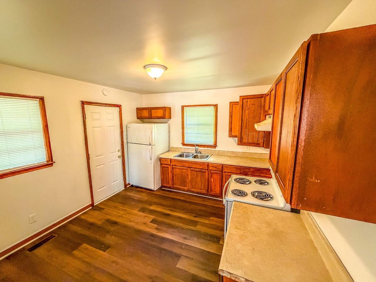 2525 Tredway Dr - Photo 4 of 9