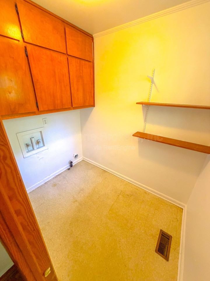 2525 Tredway Dr - Photo 5 of 9