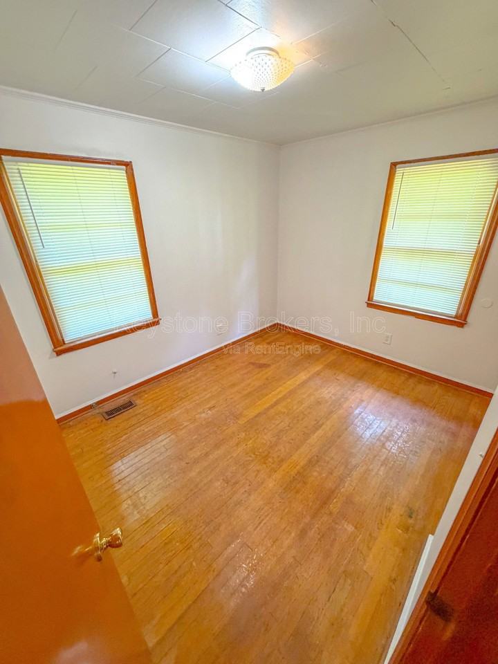 2525 Tredway Dr - Photo 6 of 9