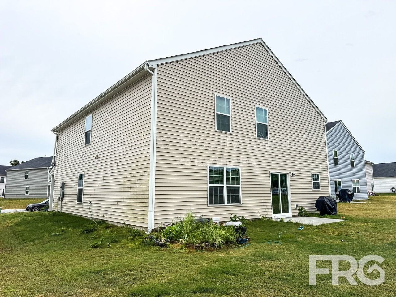1028 Riverstone Dr - Photo 4 of 34