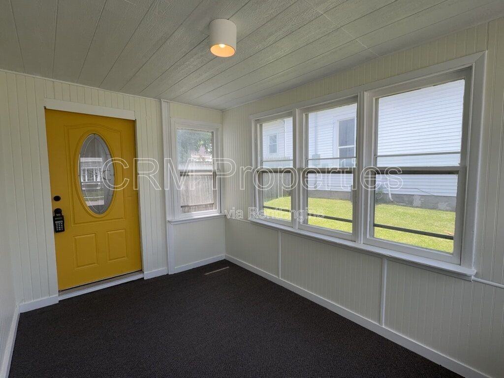 1339 Division St - Photo 5 of 32