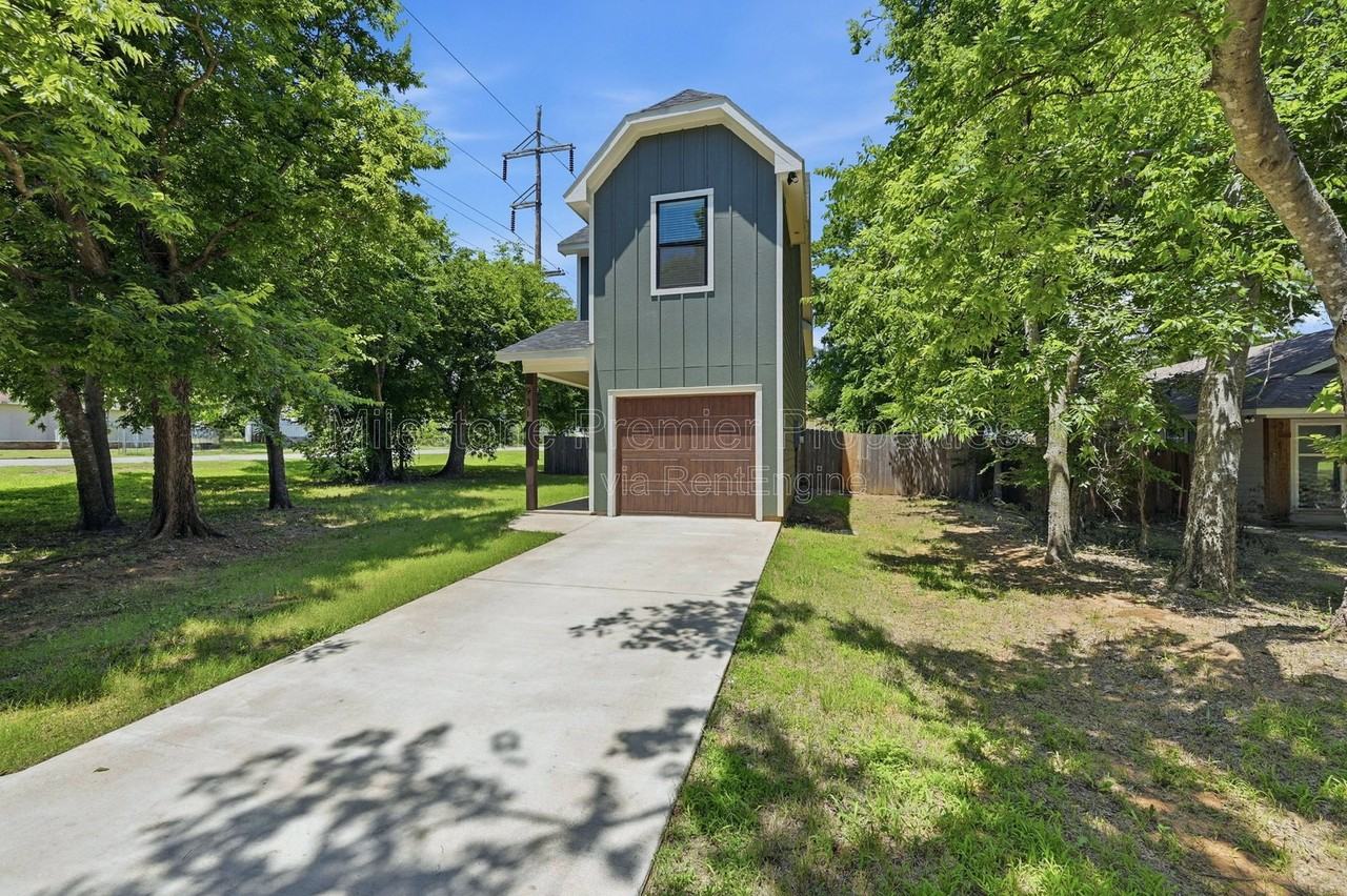 931 W Collins St - Photo 3 of 27
