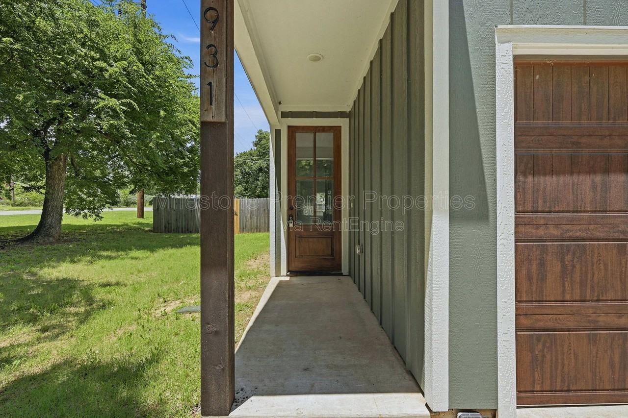 931 W Collins St - Photo 4 of 27