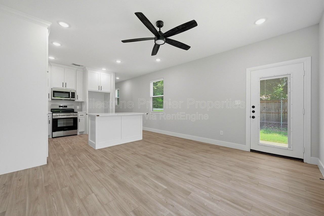 931 W Collins St - Photo 5 of 27