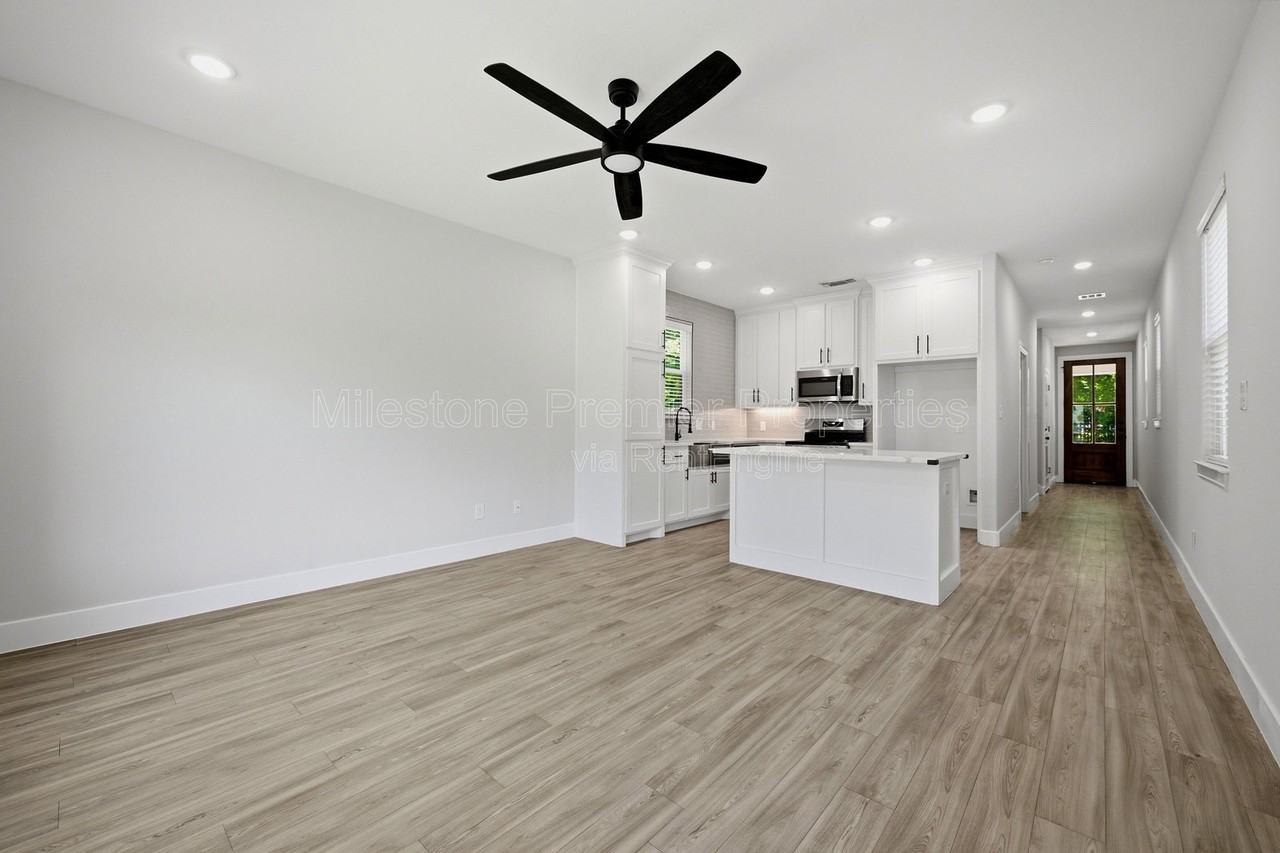 931 W Collins St - Photo 6 of 27