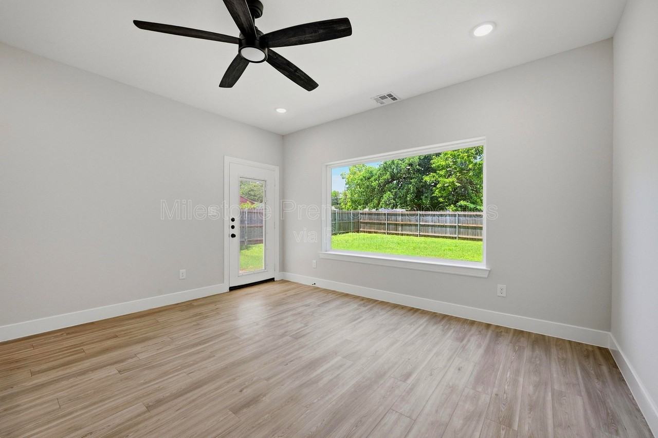 931 W Collins St - Photo 7 of 27