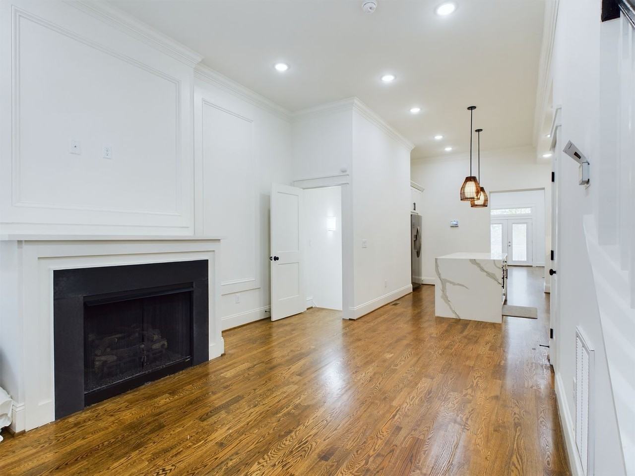 2515 E Franklin St - Photo 5 of 38