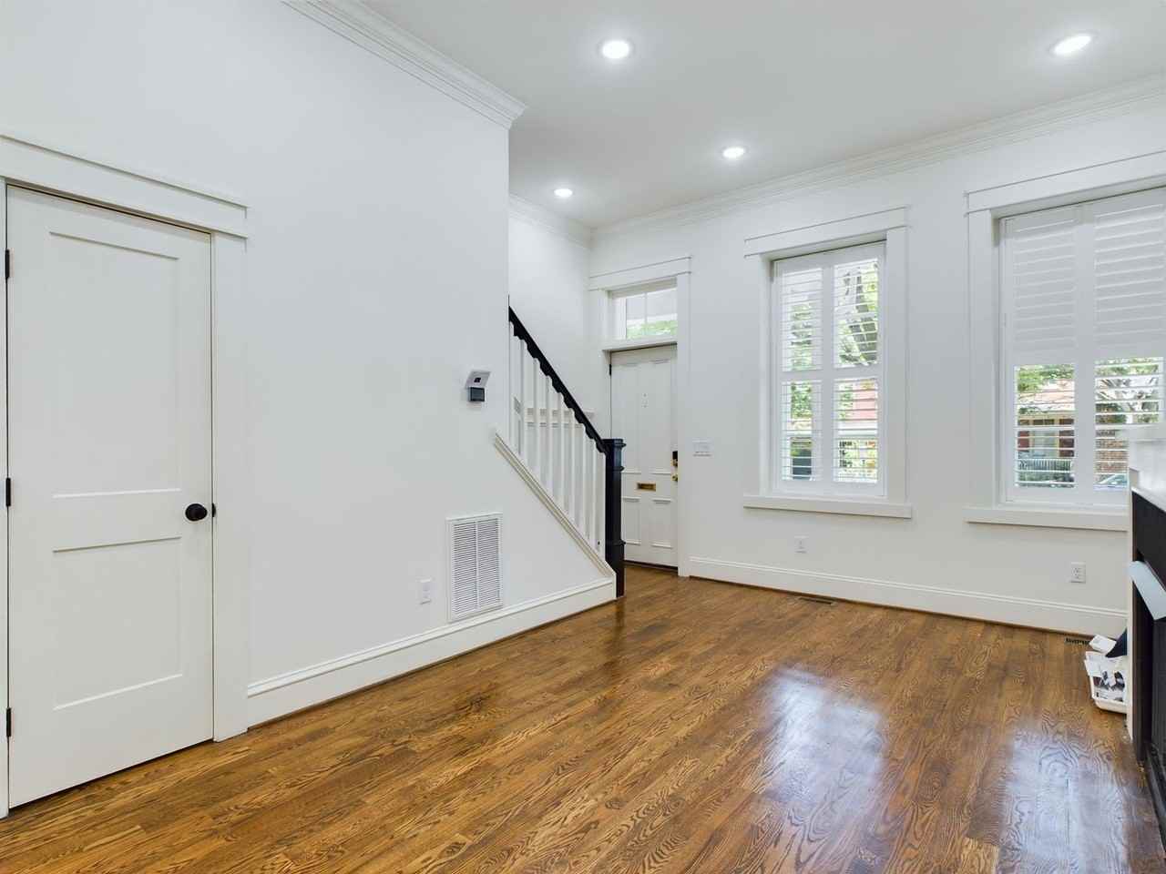 2515 E Franklin St - Photo 6 of 38