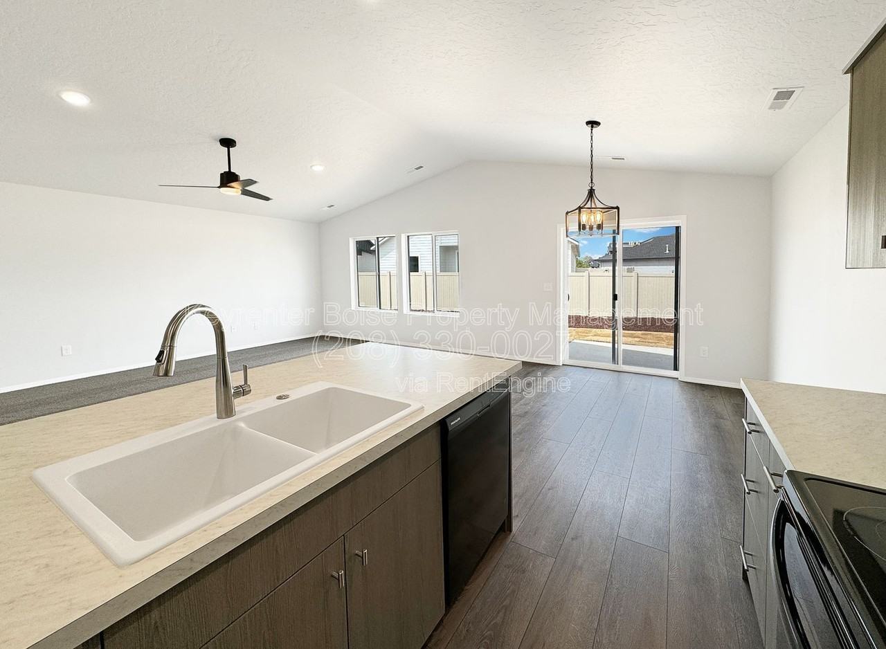 411 Gold Nugget Ave - Photo 4 of 19