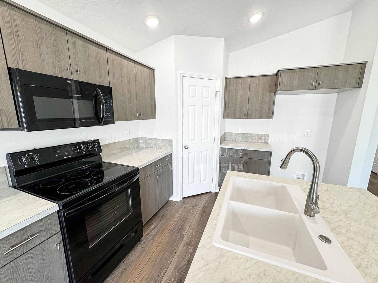 411 Gold Nugget Ave - Photo 6 of 19
