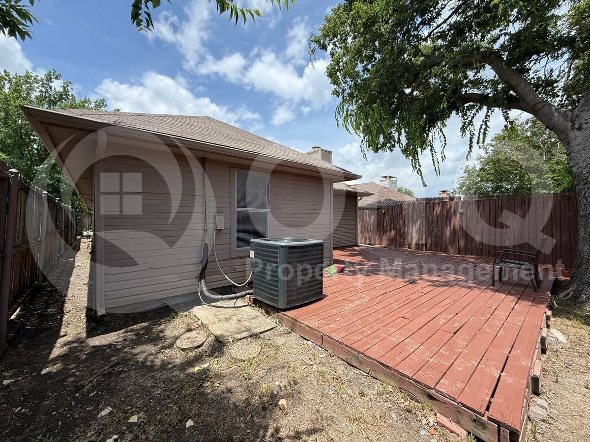 5400 Village Green Dr - Photo 4 of 29