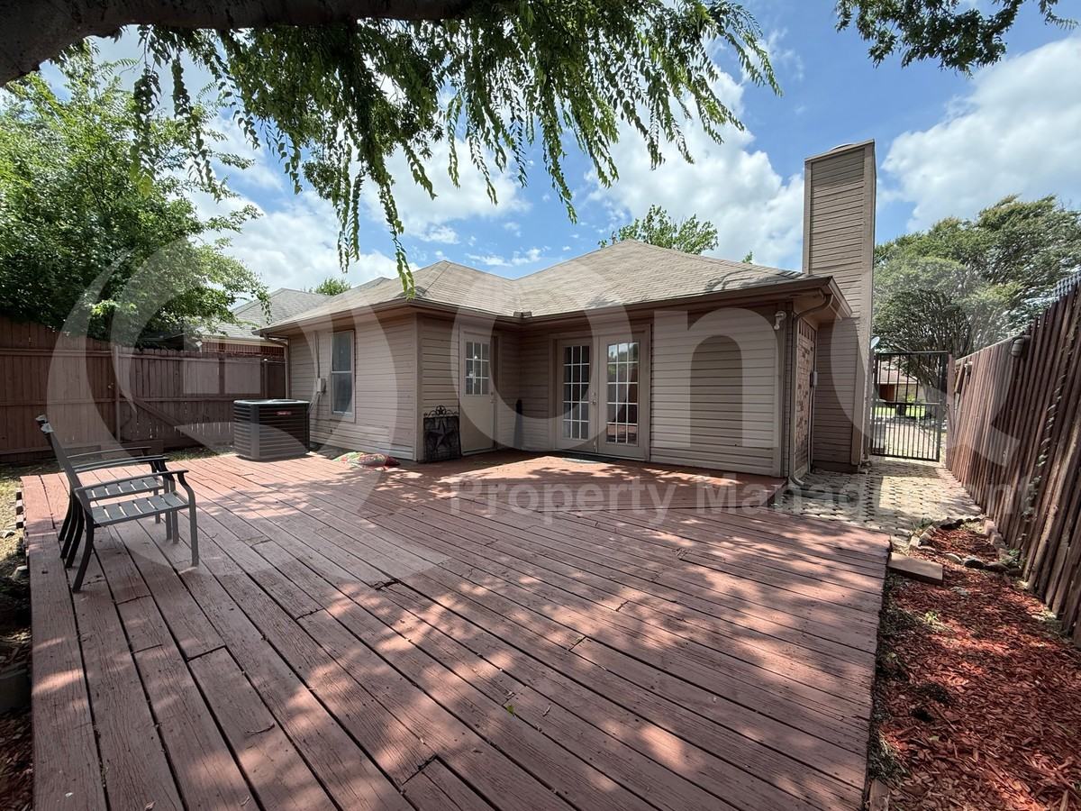 5400 Village Green Dr - Photo 5 of 29
