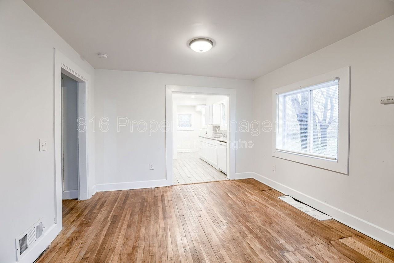 4109 Monroe Ave - Photo 6 of 19