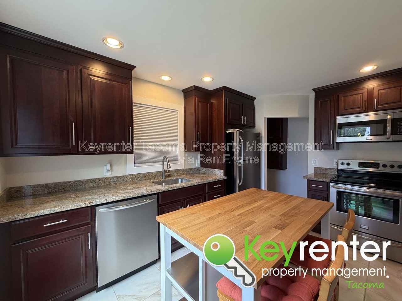 1047 S Rochester St - Photo 4 of 17